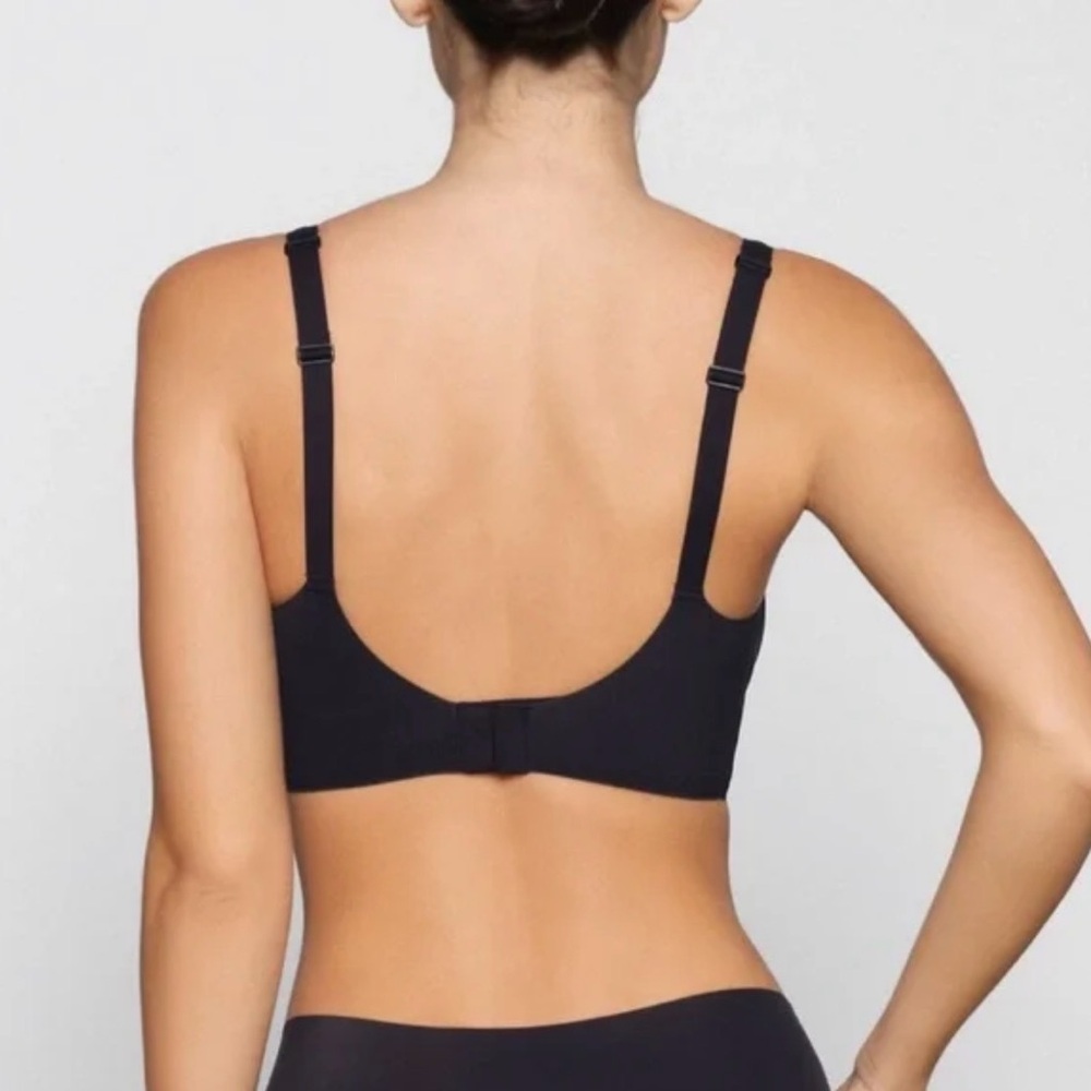 SKIMS *NWT NAKED SCOOP BRA | COLOR: ONYX - Picture 2 of 9